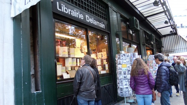 Hiệu sách cổ Delamain, mở cửa từ năm 1700 trên phố Saint-Honoré, nằm ở một vị trí tuyệt đẹp của Paris - Ảnh: D.A.T