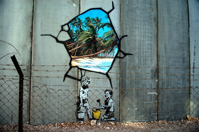 Những đứa trẻ Palestine lớn lên trong những vùng đất bị Israel phong tỏa hết các đường ra biển, sẽ “nghịch cát” như thế này đây, trong một tác phẩm của họa sĩ đường phố Banksy vẽ trên tường vây quanh khu định cư Palestine - Ảnh: electronicintifada.net