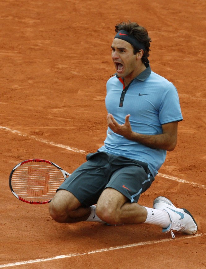 Ngày 7-6-2009 tại Paris, Federer được người Pháp gọi là Roger 14 (như vua Louis XIV) sau khi anh đoạt danh hiệu Grand Slam thứ 14 - Ảnh: Reuters