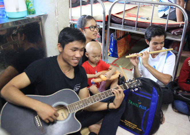 Nhóm thiện nguyện trẻ đang chơi nhạc xoa dịu nỗi đau các bệnh nhi ở Bệnh viện Ung bướu-YẾN TRINH