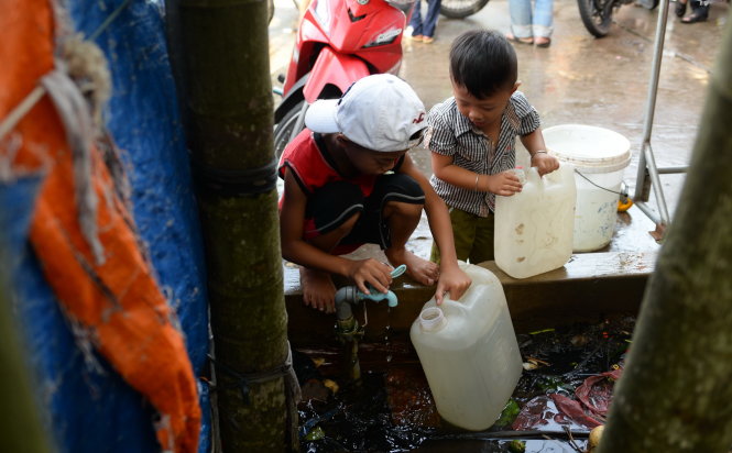 Trẻ em là đối tượng bị tổn thương trước hết khi thiếu nước sạch    -HỮU KHOA