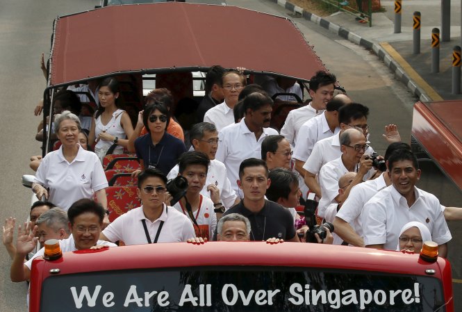 Thủ tướng Singapore Lý Hiển Long trên chiếc xe buýt đi cảm ơn người ủng hộ Đảng PAP tại cuộc bầu cử cuối tuần qua -Reuters