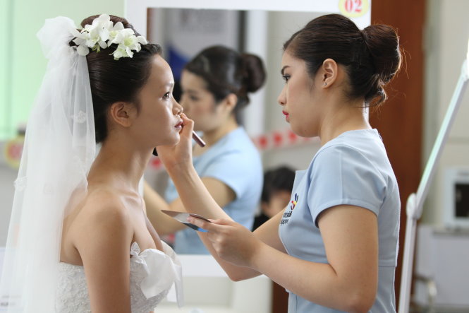 Các chuyên gia cho rằng Việt Nam nên đầu tư mạnh cho ngành dịch vụ có lợi thế riêng, trong đó có ngành chăm sóc sắc đẹp. Trong ảnh: phần thi chăm sóc sắc đẹp trong cuộc thi tay nghề ASEAN 10 -Minh Hải