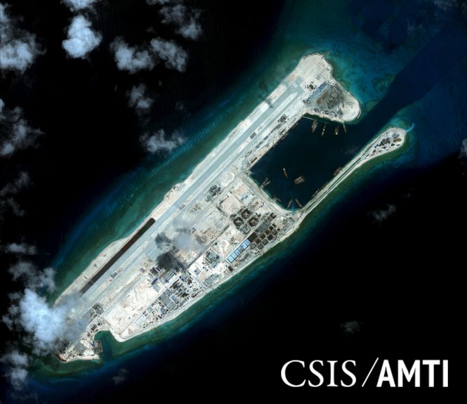 Bãi đá Chữ Thập ở Trường Sa đang được Trung Quốc gấp rút bồi đắp xây sân bay thứ ba trong vùng biển tranh chấp (ảnh chụp từ vệ tinh ngày 3-9-2015) -REUTERS/CSIS