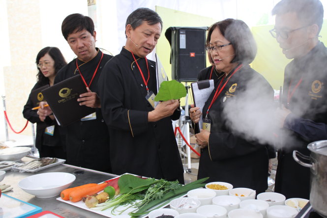 Ban giám khảo hào hứng với những gia vị mới (lá gai của các đầu bếp KS Sài Gòn Hạ Long) -Đức Triết