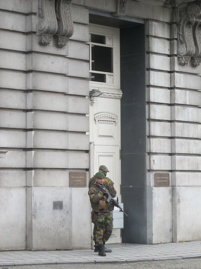An ninh thắt chặt hơn với lực lượng quân đội bồng súng canh gác ở những vị trí trọng yếu tại thủ đô Brussels