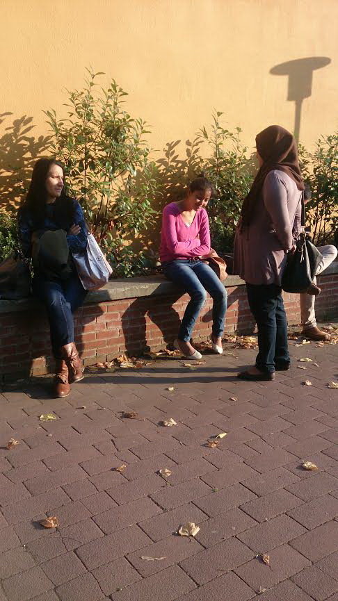 Người nhập cư chờ đến giờ vào học ngôn ngữ địa phương tại Bỉ                -PHƯƠNG THÙY