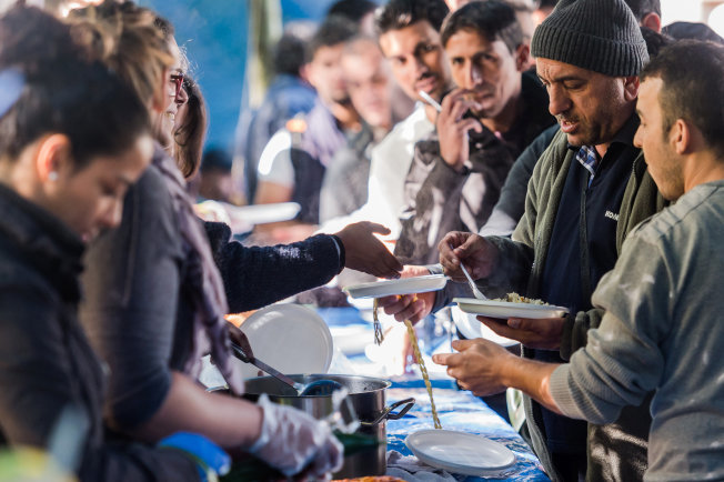 Người tị nạn nhận thức ăn cứu trợ tại Brussels -US News