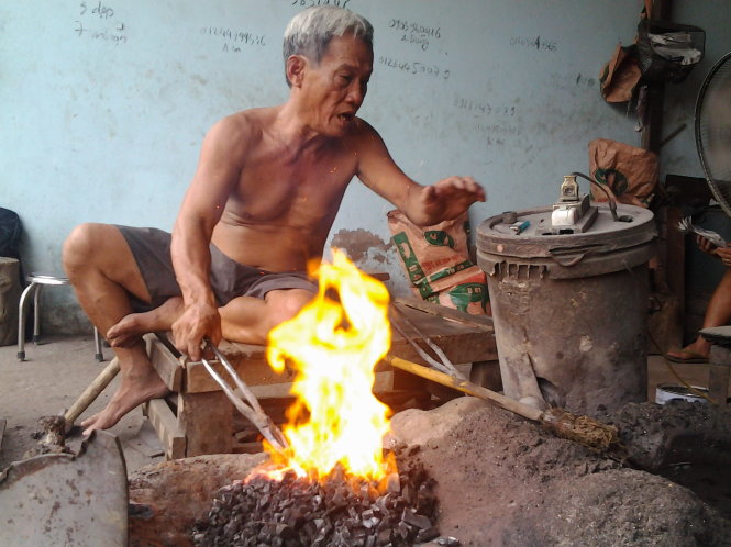 Người thợ rèn phải khỏe để chịu đựng được sức nóng hừng hực khi suốt ngày ngồi bên lò lửa