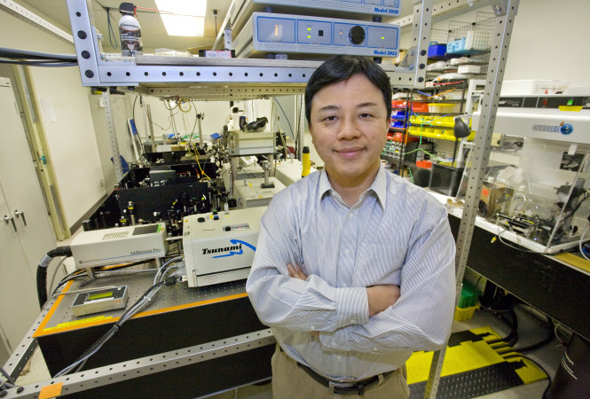 TS Xiang Zhang trong phòng thí nghiệm của ông -lbl.gov
