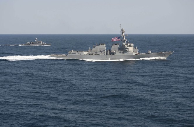 Tàu khu trục USS Lassen được Mỹ điều đến thực hiện quyền tự do hàng hải ở khu vực trong vòng 12 hải lý mà Trung Quốc xây “đảo nhân tạo” trái phép ở Biển Đông -Reuters