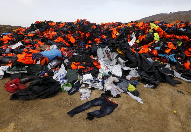 Hàng ngàn áo phao cứu sinh do di dân và người tị nạn vứt chất đống trên bãi biển đảo Lesvos của Hi Lạp-Reuters