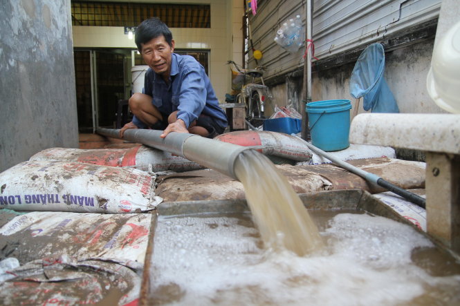 Máy bơm là thứ không thể thiếu trong mùa ngập -HỮU KHOA