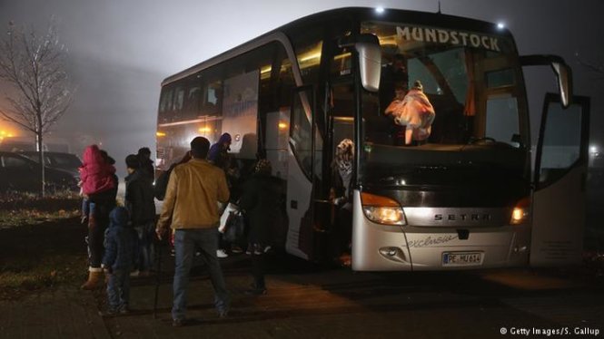 Xe buýt chở người tị nạn phân bổ về Sumte (Hạ Saxony, Đức) -Getty Images
