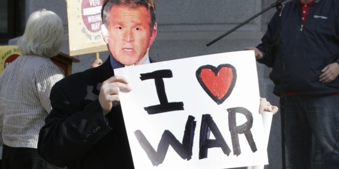 Ông George W. Bush đã tìm cách lật đổ ông Saddam Hussein, khơi mào những tai họa hiện nay ở Iraq và cả khu vực Trung Đông -huffingtonpost.com