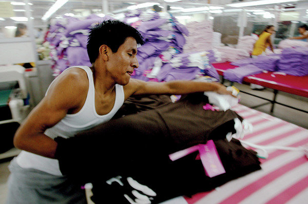 Công nhân làm việc cho một công ty dệt may của Hàn Quốc tại Guatemala đang hoàn tất sản phẩm xuất sang Mỹ -Reuters