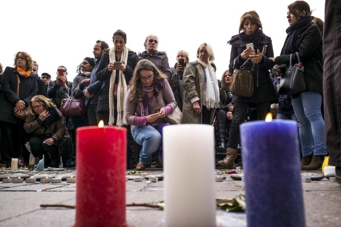 Một phút tưởng niệm các nạn nhân vụ thảm sát ở Paris tại quảng trường Capitole ở Toulouse (Pháp) ngày 16-11-2015 -Reuters