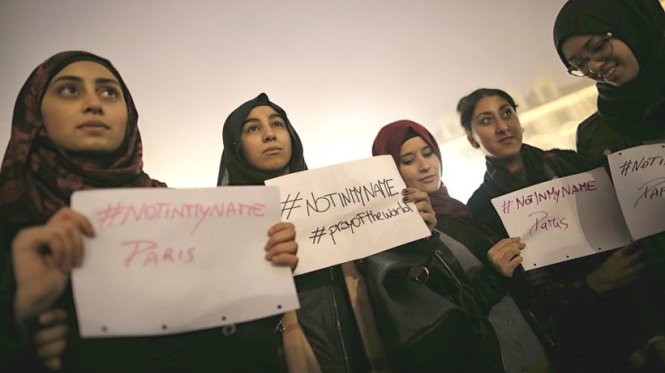 Thiếu nữ Hồi giáo ở Torino (Ý) bày tỏ tình đoàn kết với các nạn nhân ở Paris -AFP