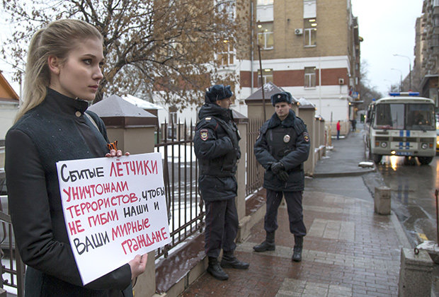 Một người dân biểu tình trước Đại sứ quán Thổ Nhĩ Kỳ ở Matxcơva. Trên tấm biển ghi: Những phi công tiêu diệt bọn khủng bố để người dân chúng tôi và quý vị không phải chết đã bị sát hại -AP