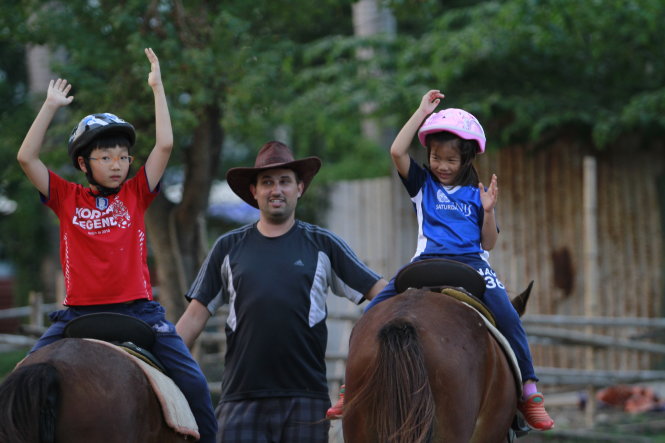 Rất nhiều trẻ nước ngoài tham gia các hoạt động cưỡi ngựa nhằm nâng cao khả năng vận động và nhanh nhạy cho bản thân