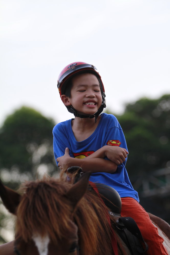 Bách, 7 tuổi, là cậu bé mắc tự kỷ với chứng tăng động và khó kiểm soát hành động bản thân, phải mất đến ba tuần cậu mới quen và chịu lên lưng ngựa