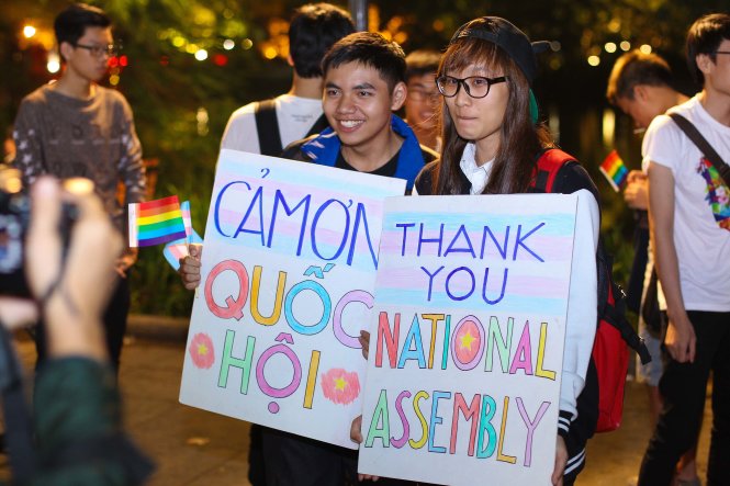 Cộng đồng LGBT tại Hà Nội xuống đường ăn mừng sau khi quyền chuyển đổi giới tính đã được Quốc hội thừa nhận (ảnh chụp tối 24-11-2015)-Nguyễn Khánh