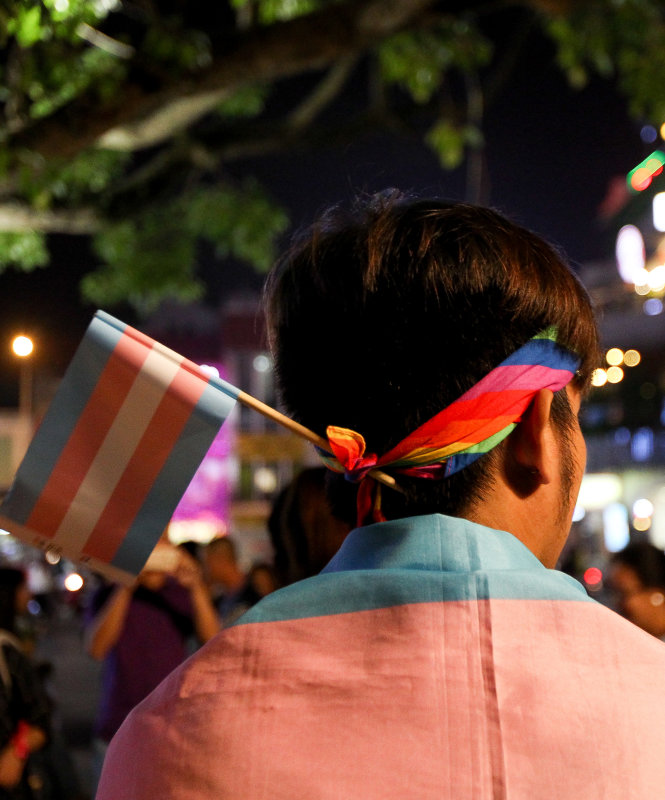 Một chàng trai cắm trên đầu lá cờ biểu tượng cho cộng đồng người chuyển giới (ảnh chụp tối 24-11-2015), sau khi quyền chuyển đổi giới tính đã được Quốc hội thừa nhận -Nguyễn Khánh