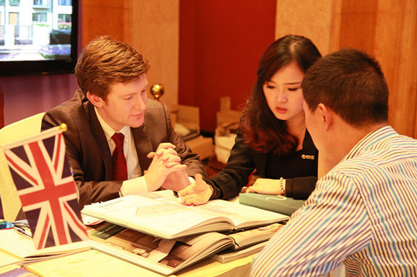 Nhân viên một công ty tư vấn cho khách hàng Trung Quốc mua nhà ở Anh -univisa.com.cn