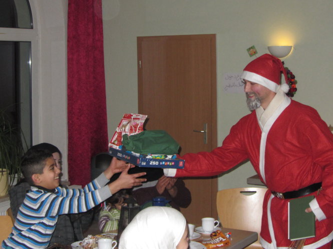 Ông già Noel thăm trẻ em tị nạn ở Tharandt (Đức)-NETYWERK ASYL WILSDRUFF