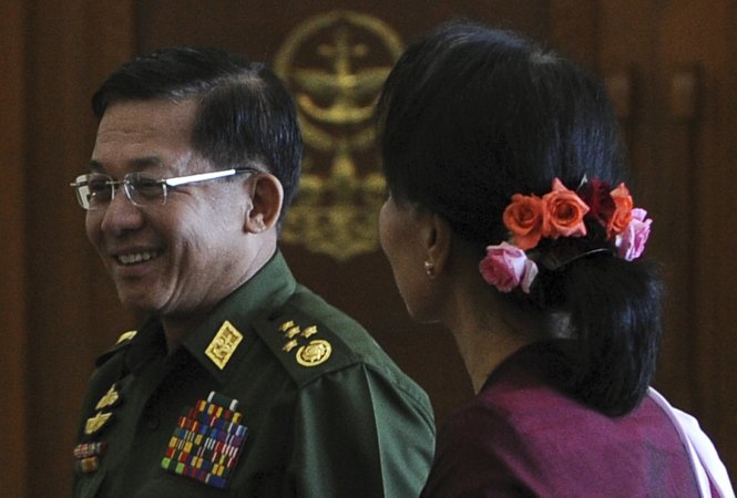 Tướng tổng tư lệnh Min Aung Hlaing và bà Aung San Suu Kyi trước cuộc gặp ngày 2-12 ở Naypyidaw -Reuters