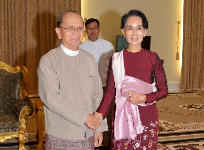 Tổng thống Thein Sein bắt tay bà Aung San Suu Kyi tại Naypyidaw ngày 2-12. Đây là cuộc gặp đầu tiên giữa họ sau khi Đảng NLD của bà Suu Kyi thắng cử hồi tháng 11 -Reuters