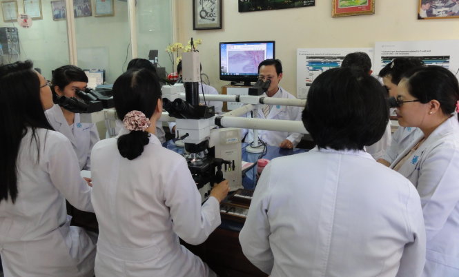 Sinh viên ngành y thực tập -Ảnh do GS Nguyễn Sào Trung cung cấp