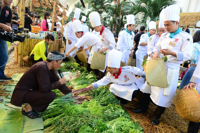 Các đầu bếp đi chợ chọn mua rau quả và nguyên liệu chế biến các món ăn sau khi biết nguyên liệu trong chiếc hộp bí ẩn -Quang Định