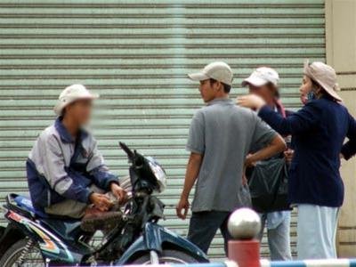 Cuối năm 'chợ người' đốt lửa chờ việc- Ảnh 3. Đi