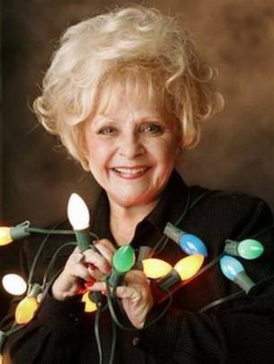 Giáng sinh nhắc nhớ những huyền thoại thất truyền- Ảnh 7. Brenda Lee: 62 tuổi vẫn hát nhạc Giáng sinh