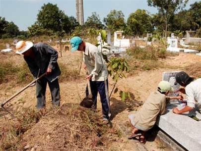 Dân lo làm đường ảnh hưởng nghĩa địa Rạch Giá, chính quyền nói không sao- Ảnh 4. Chỉnh trang nghĩa trang nhân dân xã Bình Thắng