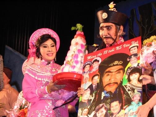Thanh Ngân trở lại với vở cải lương Tiếng trống Mê Linh- Ảnh 2. Tiếng trống Mê Linh: xem cải lương trong tiếng vỗ tay