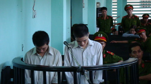 Thanh niên 19 tuổi bị nam sinh lớp 12 đâm chết trước cổng trường học- Ảnh 3. Bình Định: 21 năm tù cho 2 học sinh đâm chết người