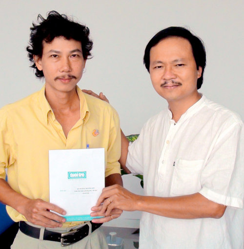 Vì sao hàng cây xanh ở quận Bình Tân bị cắt trụi lủi giữa lúc nắng nóng?- Ảnh 4. Thuộc lòng số đường dây nóng báo Tuổi Trẻ