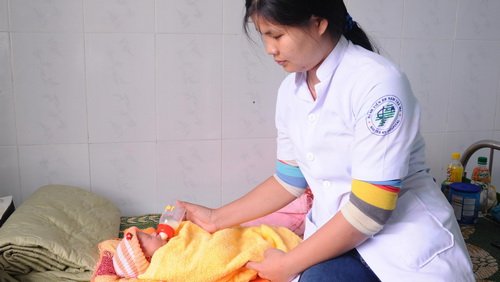 Cứu bé trai sơ sinh khỏi bị chôn sống
