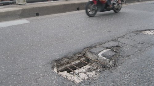 Làm khu du lịch sinh thái lấn vô phạm vi bảo vệ cầu đường sắt ở Đà Nẵng- Ảnh 3. Lỗ thủng trên cầu Nam Ô