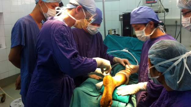 Chơi thể thao không đúng cách, dễ đứt gân gót như chơi- Ảnh 2. Cảnh giác đứt gân gót chân
