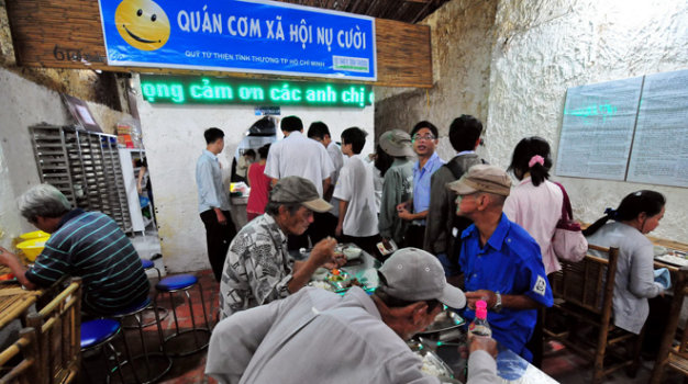 Quán cơm chay hùn hạp yêu thương- Ảnh 7. Chuyện 'đỡ lắm' ở quán cơm Nụ Cười
