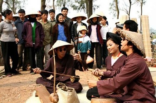 Người trẻ làm Bầu show và Xẩm xe duyên- Ảnh 2. Nghe hát xẩm tại chợ Đồng Xuân