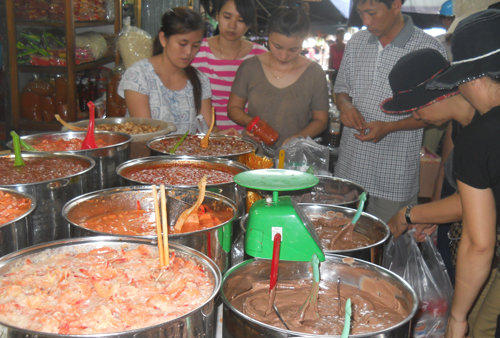 Lấy lại tiếng thơm cho chợ Đông Ba- Ảnh 2. Ghé chợ Đông Ba mua mắm Huế