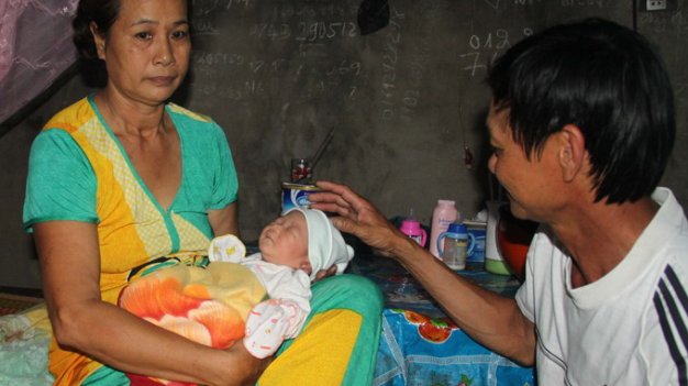Bé sơ sinh bị chôn sống đang hồi sinh trong yêu thương
