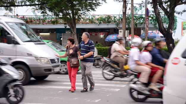 Nên nhường đường cho người đi bộ