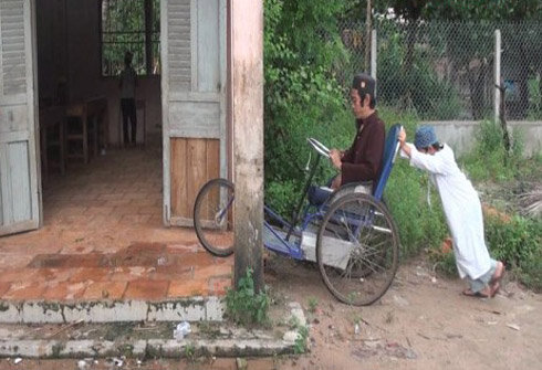 Video clip: Thầy giáo dạy tiếng Chăm trên chiếc xe lăn