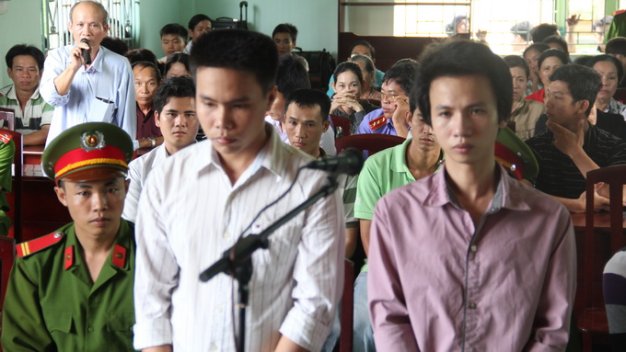 Tạt nước ớt vào công an xã cho 'bõ ghét'