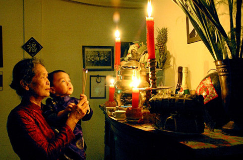 Nhang càng thơm càng tẩm nhiều hóa chất- Ảnh 2. Khói nhang ngày Tết…